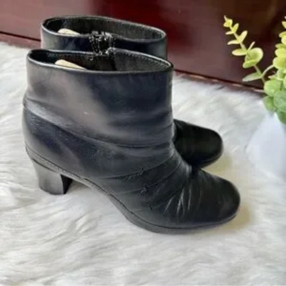 Clarks Artisan Mika Beth Ruched Black Leather Ankle Boots Size 7 - Picture 4 of 14
